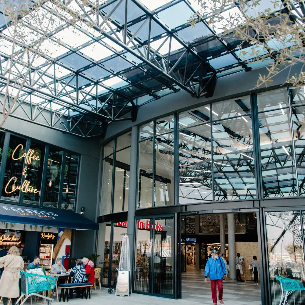 Shopping and coffee minutes from Phela